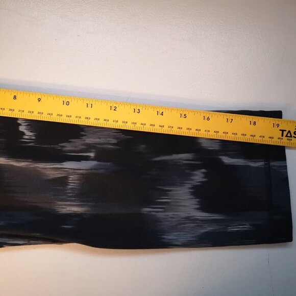 Under Armour Ladies Size Medium Black & Grey Capri Length Elastic Waist Leggings - Picture 7 of 7